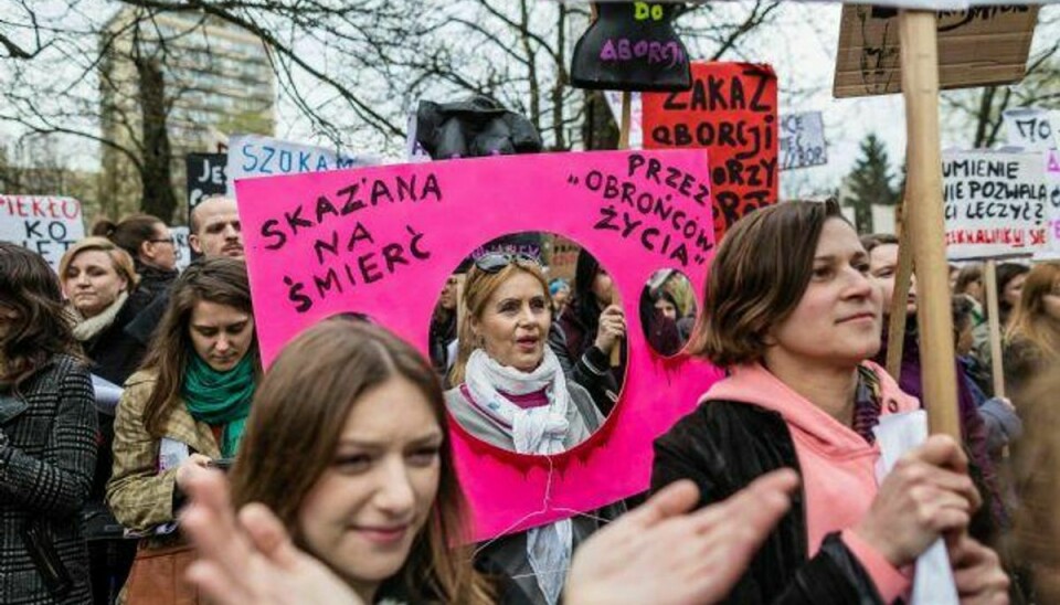 Årtier efter aborten blev givet fri i størstedelen af udviklede lande verden over, er det stadig et sprængfarligt politisk emne. Her er vi til en demonstration i Polen, hvor borgere demonstrerer for retten til fri abort. Foto: Wojtek Radwanski/AFP
