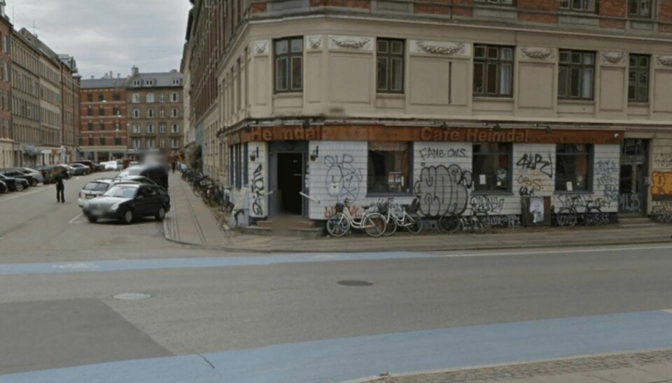 Værts­hu­se­jere på det ydre Nør­re­bro i Køben­havn har i måneds­vis des­pe­rat for­søgt at få Køben­havns Politi til at gribe ind over for en gruppe helt unge med ind­van­drer­bag­grund, der udsæt­ter mindst to værts­huse for trus­ler, chi­kane, hær­værk og afpres­ning ved højlys dag. Foto: Google Streetview