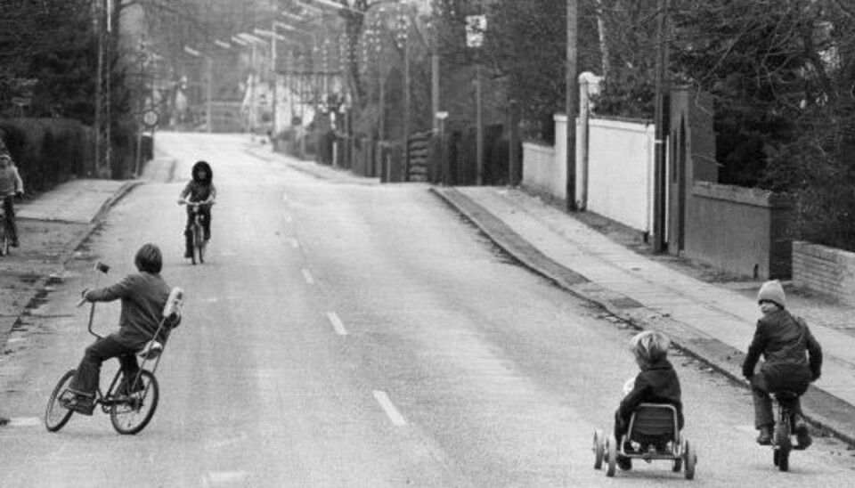 Børnene kunne uden problemer lege på de normalt befærdede veje under de bilfrie søndag i første halvdel af 1970erne. Her på Vedbæk Strandvej i 1973. Står det til regeringen, kan der snart tages lignende billeder. Foto: John Stæhr/Scanpix