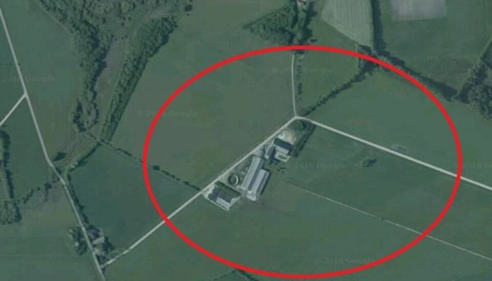 Vinkelsliber skyld i massiv røgudvikling Det var nær gået grueligt galt, da gnisterne fra en vinkelsliber fik sat ild til noget isoleringsmateriale på en gård nord for Varde. Foto: Google Maps.