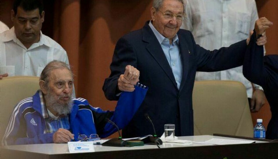 Raul Castro, stående, fortsætter reformkursen. Til venstre ses hans storebror, Fidel Castro. Arkivfoto. Foto: Ismael Francisco/AFP