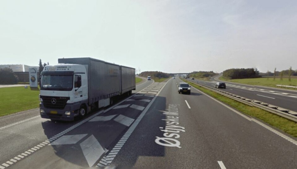 Udenlandske tricktyve stopper ‘dumt’ køretøj – en politibil Rumænske svindlere forsøgte sig med falsk guld her ved frakørslen. De fik dog fat i en HELT forkert bil. For dem i hvert fald. Foto: Google Streetview