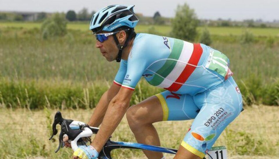 Storfavorit smider førertrøjen på dramatisk Giro-etape Vincenzo Nibali vandt 19. etape og er nu kun 44 sekunder fra førstepladsen i Giro d’Italia. Foto: Luk Benies/AFP