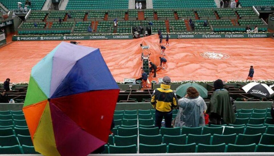 Regn stopper resten af tirsdagens kampe ved French Open WTA har opgivet at gennemføre flere kampe i French Open i dag. Foto: AFP PHOTO / Thomas SAMSON/Scanpix