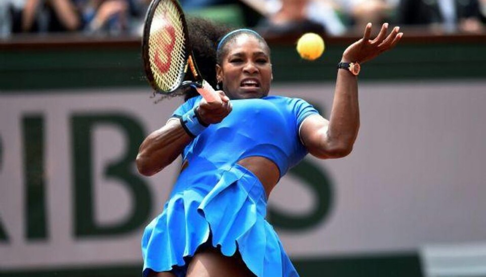 Serena Williams vrister sig fri af regn og sætbold Serena Williams vandt i to sæt over Kristina Mladenovic fra Frankrig. Foto: Miguel Medina/AFP