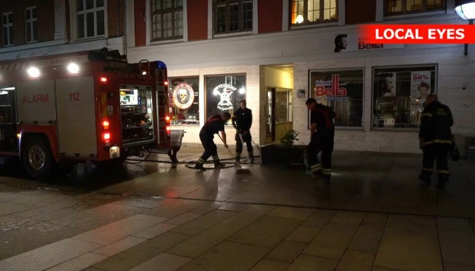 Knivdrab: Formodet gerningsmand jagtes i hele verden Politiet og brandvæsen arbejder på stedet, hvor den 31-årige Muhammed Sendi onsdag blev dræbt. Foto: Local Eyes.