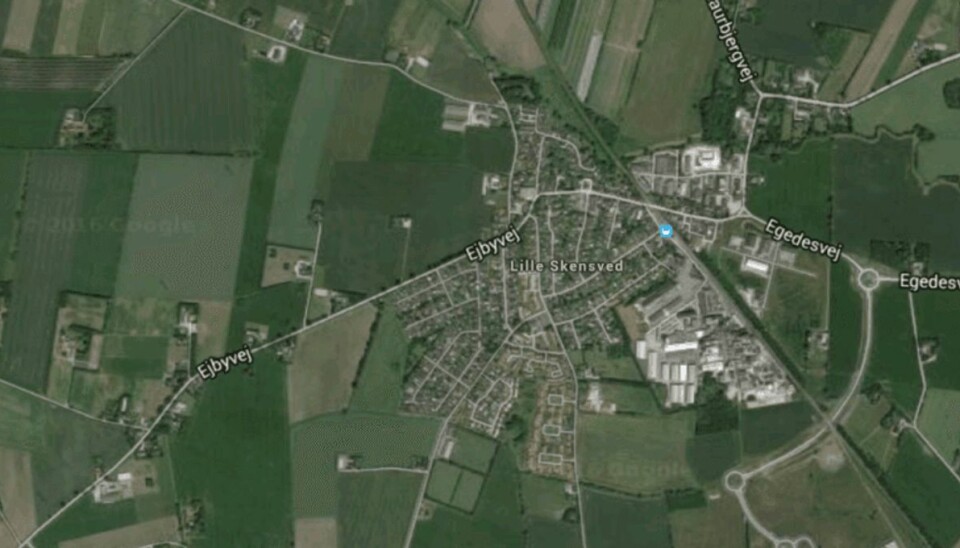 Politiet gør et overraskende våbenfund – holder kortene tæt Politiet har på en adresse i Lille Skensved fundet “en del” våben. Foto: Google Maps