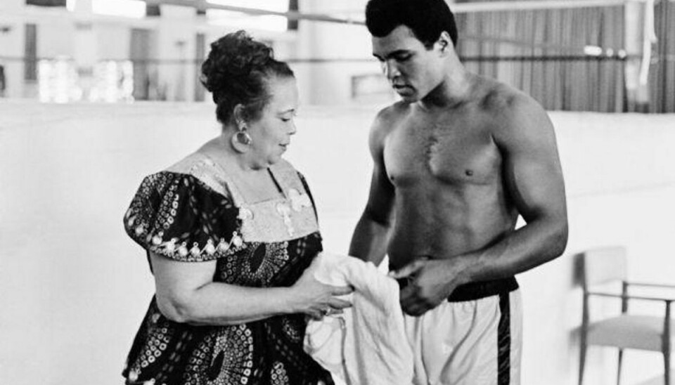 Muhammad Ali med sin mor få dage før en af de største boksekampe nogensinde, “The Rumble in the Jungle”. Foto: -/AFP