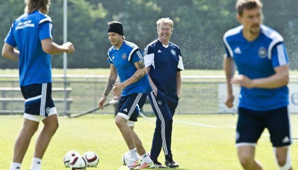Hareide: Klubskifter må vente til efter Japan-tur Hvis Jannik Vestergaard (til venstre) skal skifte klub, må han vente til efter 7. juni, siger Åge Hareide (nummer tre fra venstre). Foto: Per Kjærbye/Scanpix