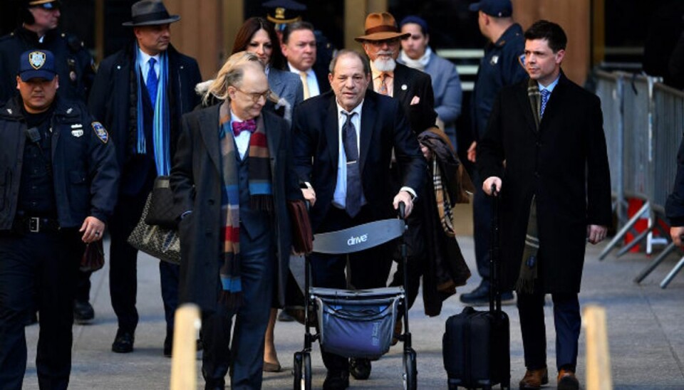 Føler sig unfair behandlet Harvey Weinstein var ved dårligt helbred under retssagen sidste år og blev efter dommen hentet i en ambulance med hjerteproblemer, sagde advokaterne dengang. Foto: Johannes Eisele/AFP