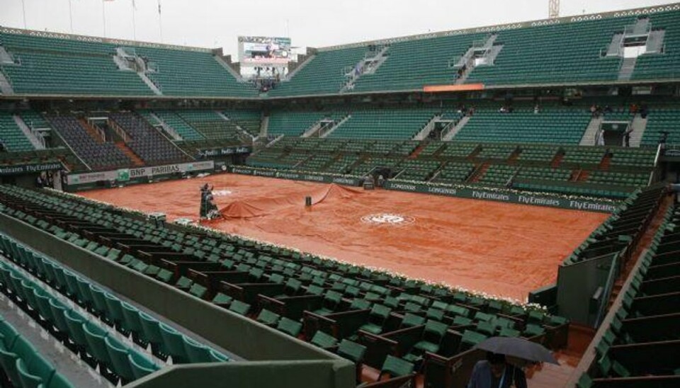 Igen igen: Regnen driller French Open Også tirsdag satte regn en stopper for spillet i Paris. Foto: Pascal Rossignol/Reuters