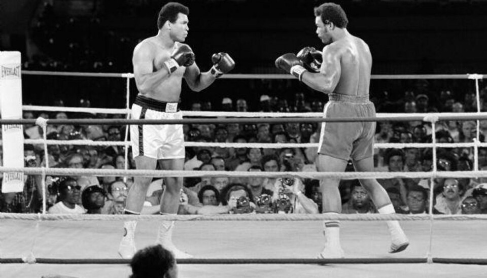 30. oktober 1974 – “The Rumble in the Jungle” finder sted i Zaire, der i dag er kendt som DRCongo. I en kamp, som mange betegner som den bedste boksekamp nogensinde, slår Ali, til venstre, sin modstander, George Foreman, til højre, i gulvet i ottende runde. Dermed bliver han igen sværvægtsverdensmester. Foto: -/AFP
