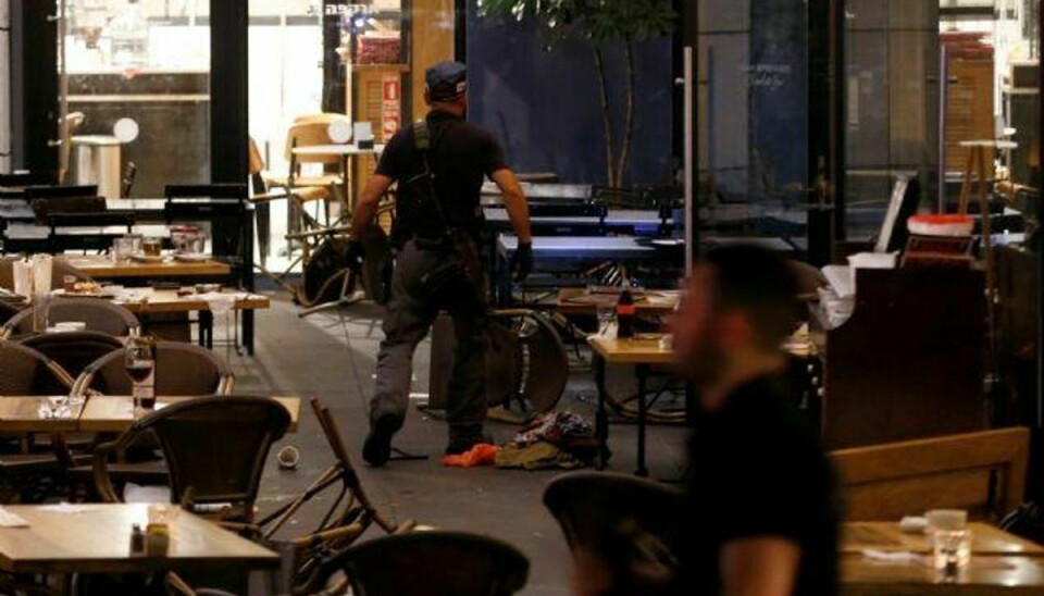Fire personer har mistet livet i en angreb i Tel Aviv onsdag aften. Her inspicerer en israelsk betjent en af gerningsstederne. Foto: Baz Ratner/Reuters