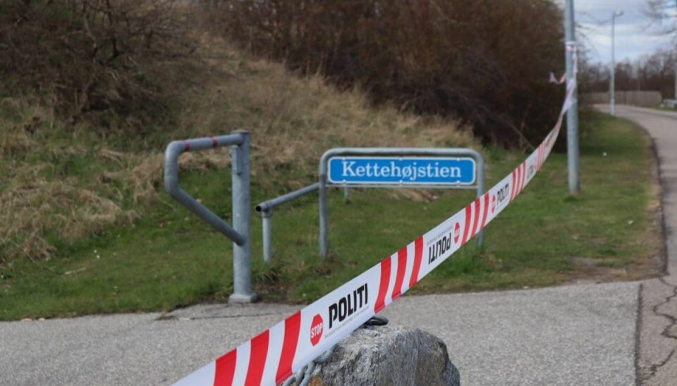 Flere afspærringer: Skyderi mod bil