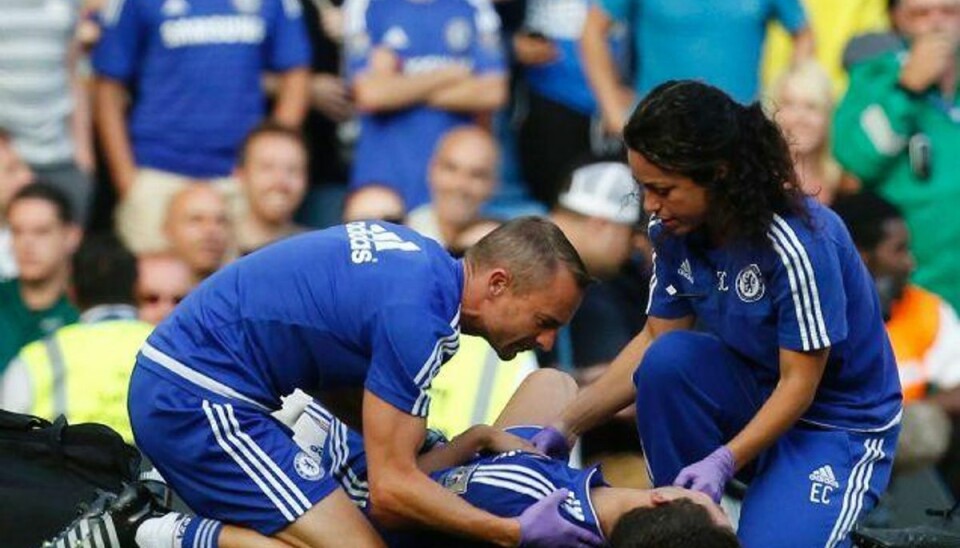 Mourinho indgår forlig med degraderet læge Eva Carneiro (til højre) er med til at behandle en skadet Chelsea-spiller. Foto: Ian Kington/AFP