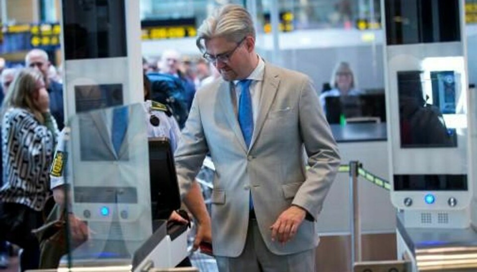 Justitsminister Søren Pind prøver det automatiske pas-anlæg i Københavns Lufthavn. Foto: Rigspolitiet/Københavns Lufthavn.