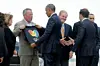 Præsident Barack Obama studerer den T-shirt, som borgmesteren i Orlando, Buddy Dyer, overrakte ham ved ankomsten til byen torsdag aften dansk tid. Foto: Carlos Barria/Reuters
