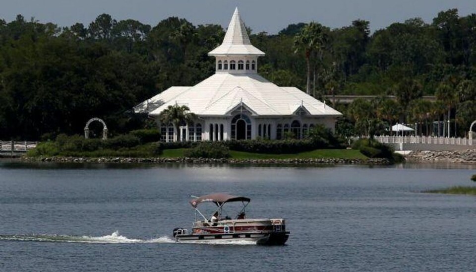 Politi og redningsmandskab gennemsøger søen i Disney World, hvor den toårige dreng blev taget af en alligator. Foto: Adrees Latif/Reuters Politi og redningsmandskab gennemsøger søen i Disney World, hvor den toårige dreng blev taget af en alligator. Foto: Adrees Latif/Reuters