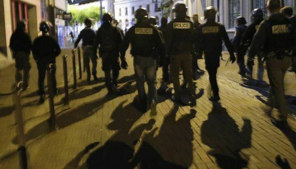 Fransk politi patruljerer i Lille. I løbet af onsdagen stødte politi og engelske fodboldfans sammen. 16 er endt på hospitalet, mens 36 personer er anholdt. Foto: Christian Hartmann/Reuters