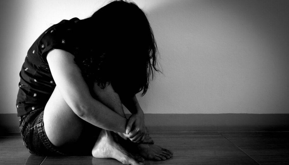 Voldtog og mishandlede sin egen datter – fra hun var syv En 55-årig mand er blevet idømt syv års fængsel for voldtægter og mishandling af sin egen datter. Arkivfoto: Colourbox.