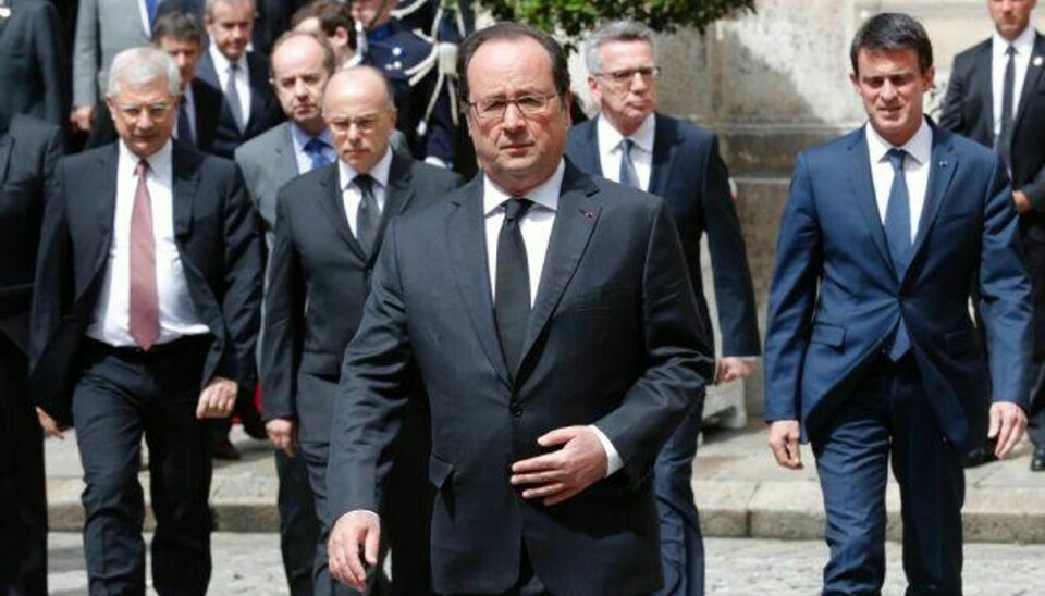Franske politikere, herunder præsident François Hollande, deltager i et mindearrangement for to franske politiofficerer, som blev dræbt i det, som Frankrig betegner som et terrorangreb ved deres fælles hjem mandag. Foto: Philippe Wojazer/AFP
