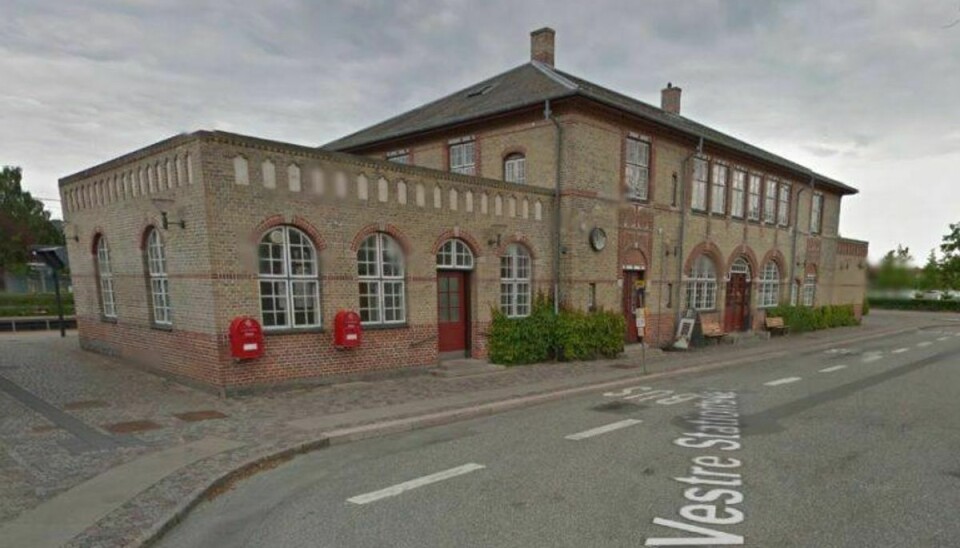 Politiet efterlyser en mand, der natten til søndag forsøgte at voldtage en kvinde på Rungsted Station. Foto: Google Maps.