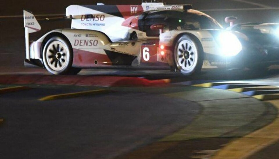 Danskerbil er fortrængt fra føring ved daggry i Le Mans Toyotas to biler i LMP1-klassen ligger begge i top-3 ved daggry søndag Le Mans. Foto: Jean-francois Monier/AFP