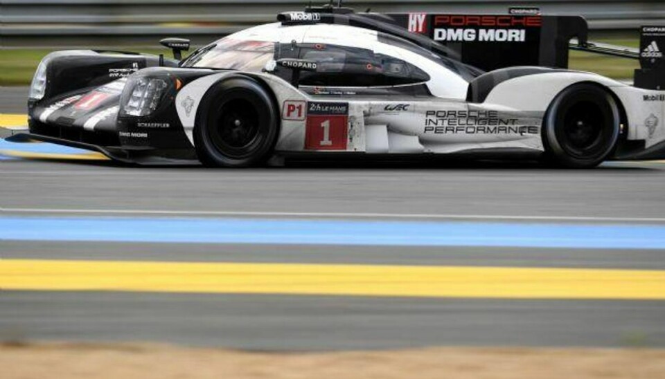 Porsche nummer 1 førte Le Mans efter fire timers kørsel. I de sekundære klasser halsede de fleste af danskerne efter de hurtigste. Foto: Jean-francois Monier/AFP