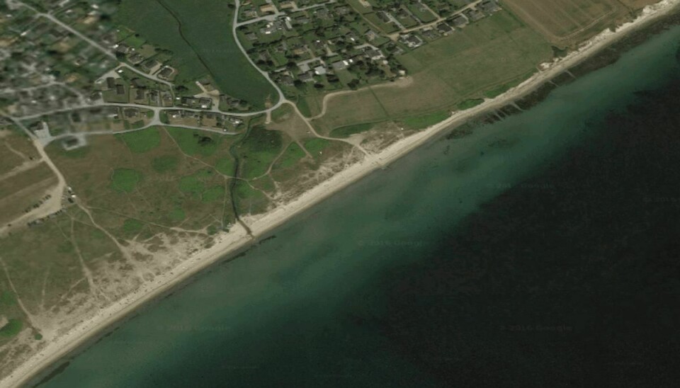 Det er her ved Flovt Strand i Lillebælt øst for Haderselv, at der er fundet for mange e-colibakterier i vandet. Der er derfor udstedt et badeforbud. Foto: Google Maps.