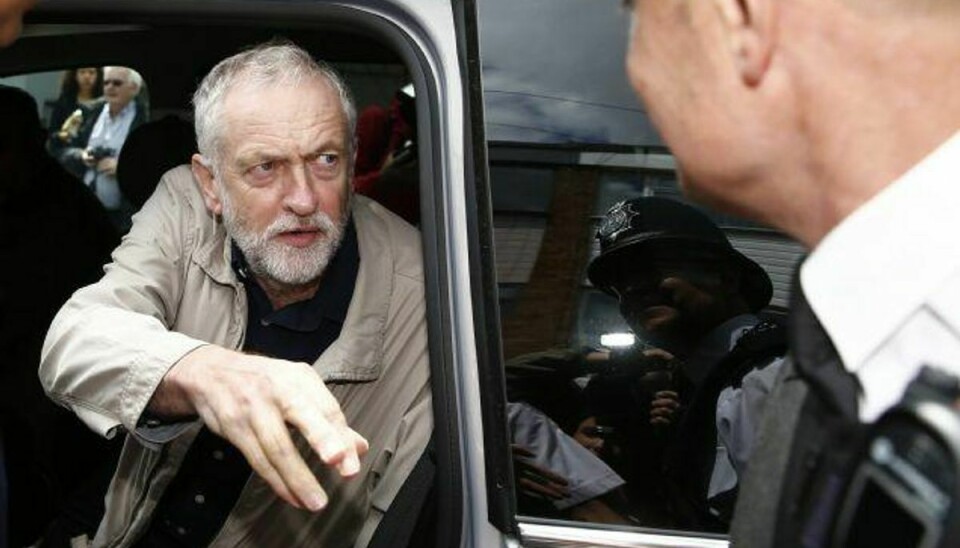Den britiske oppositionsleder Jeremy Corbyn, der her er på vej væk fra sit hjem, vil øjensynligt forsøge at fastholde sin post som partileder trods et omfattende internt oprør efter hans indsats under kampagnen op til EU-folkeafstemningen. Foto: Peter Nicholls/Reuters
