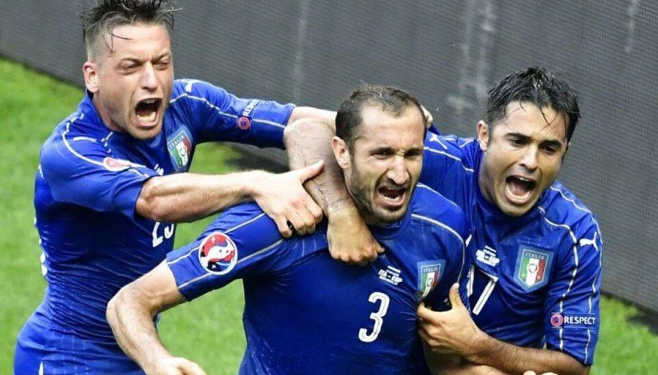 Spanien spillet ud af banen: Italien i kvartfinalen