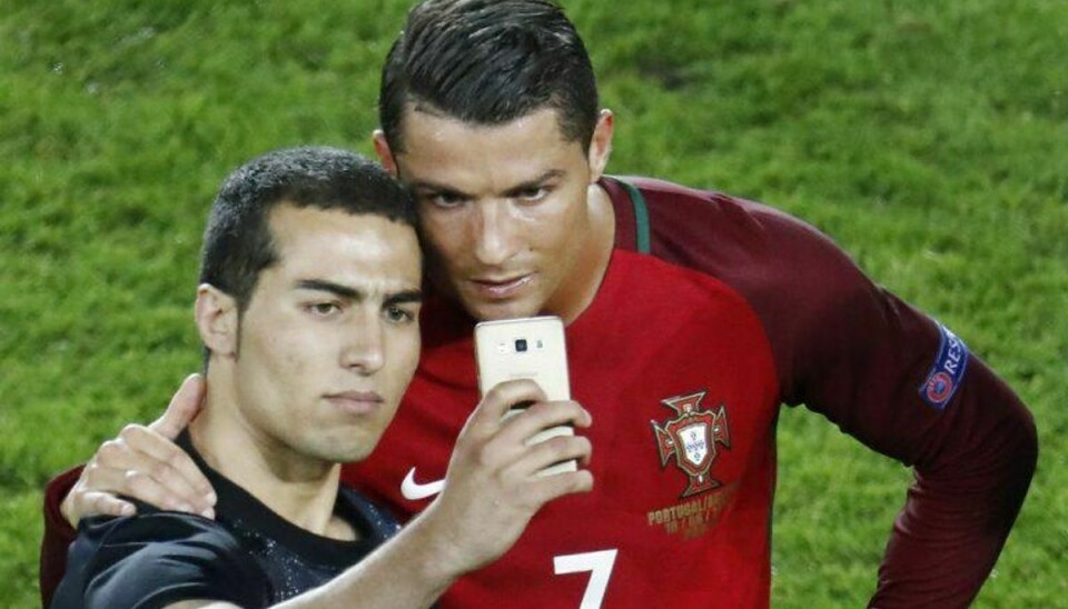 Cristiano Ronaldo tillod denne selfie efter Portugals EM-kamp mod Østrig sidste lørdag. Foto: Charles Platiau/Scanpix.