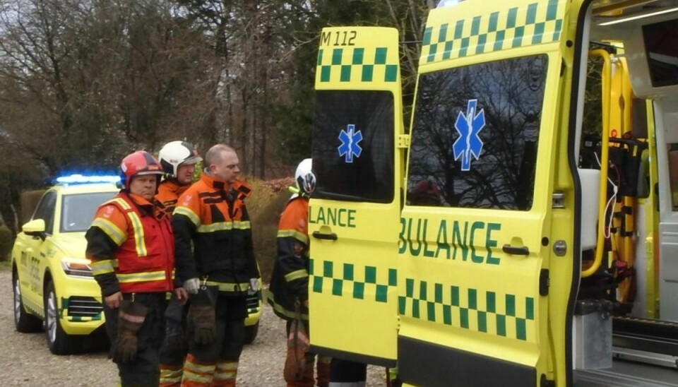 Mand klemt under gravemaskine