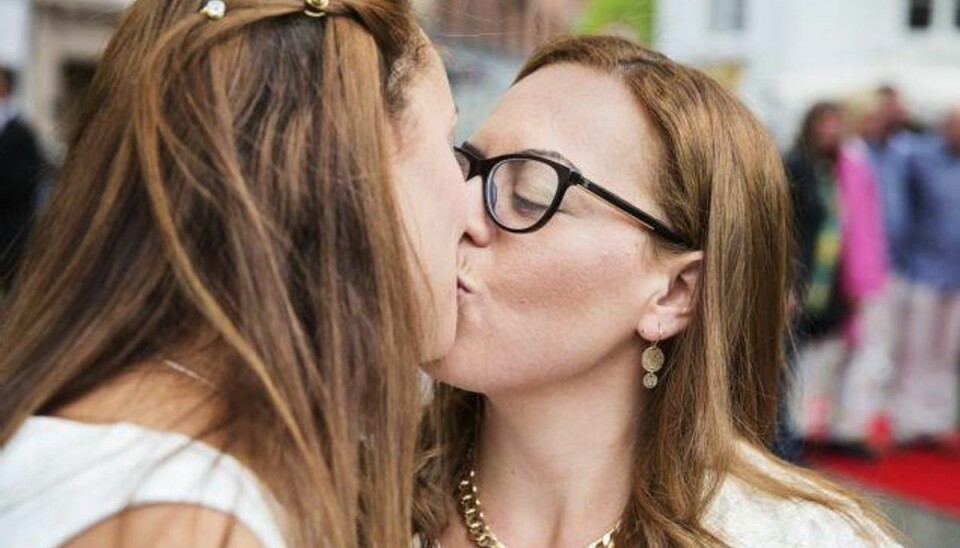 Landsret: Homovielser er ikke i strid med grundloven Det israelske par Tahel Bitton (th.) og Shani Raviv (tv.) var blandt et større antal homoseksuelle par, som i forbindelse med Eurovision i København i 2014 blev viet på Højbro Plads. Arkivfoto. Foto: Kasper Palsnov/Scanpix
