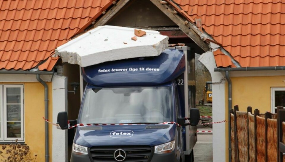 Føtex tager det meget bogstaveligt, når de siger, at de leverer lige til døren… Her smadrer en varevogn ind gennem en port, hvor der slet ikke er plads til den. KLIK VIDERE OG SE FLERE BILLEDER FRA SKADESTEDET. Foto: presse-fotos.dk