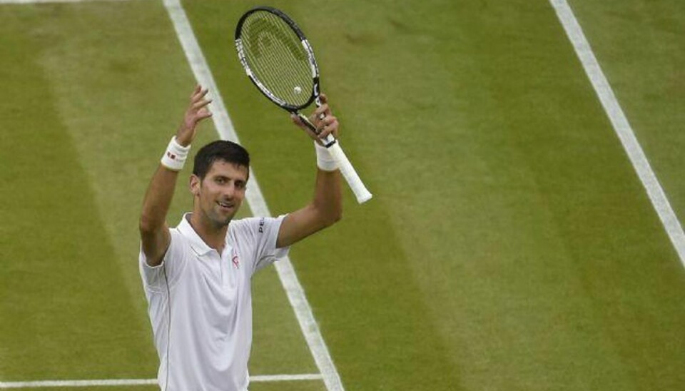 Djokovic viser klassen i regnfuldt Wimbledon Novak Djokovic jagter sin fjerde Wimbledontitel, og serberen spillede sig sikkert videre til tredje runde onsdag. Foto: Toby Melville/Reuters