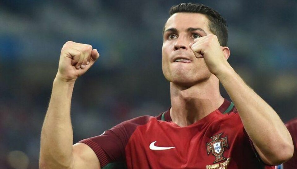 Lykkelig Ronaldo øjner igen EM-titel efter sejr over Polen Ronaldo tør ikke kigge, mens Ricardo Quaresma går til bolden for at sætte det afgørende straffespark ind mod Polen i kvartfinalen ved EM. Foto: BERTRAND LANGLOIS/Scanpix.