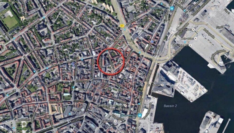 Røveriet skete ved en hæveautomat i Paradisgade i Aarhus. Foto: Google Earth.