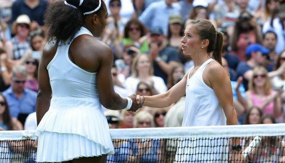 Suveræne Serena Williams uddeler æg og når milepæl