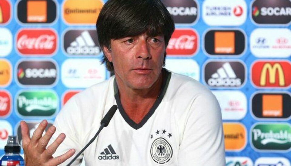 Svækkede tyskere vil stoppe franske værter Den tyske fodboldlandstræner, Joachim Löw, sammenligner torsdagens EM-semifinale mod Frankrig med semifinalen for to år siden ved VM i Brasilien, hvor det endte med en storsejr over de brasilianske værter. Foto: Handout/AFP