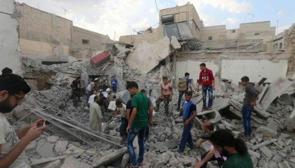 Trods våbenhvile: 60 civile meldes dræbt på blodig fredag i Syrien Syrere leder efter overlevende i ruinerne af en bygning i en oprørskontrolleret del af Aleppo, som det syriske styres fly bombede tidligt fredag. Foto: Abdalrhman Ismail/Reuters