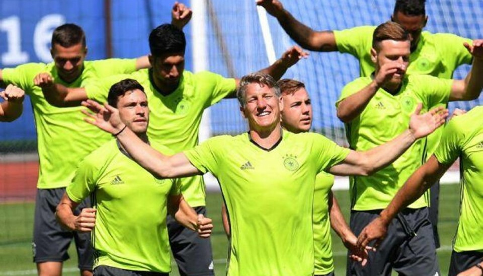Schweinsteiger starter inde for Tyskland mod Frankrig Smil på læben hos tyske Bastian Schweinsteiger. Han er kampklar til EM-semifinalen mod Frankrig og starter inde. Foto: Patrik Stollarz/AFP