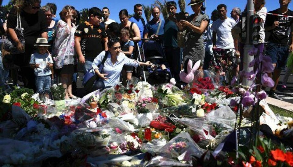 Turister i Nice: -Vi er skræmte Folk lægger blomster ved promenaden i Nice, hvor en 31-årig fransk-tuneser torsdag aften pløjede en 19 ton tung lastbil ind i menneskemængden og dræbte mindst 84 mennesker. Foto: Anne-christine Poujoulat/AFP