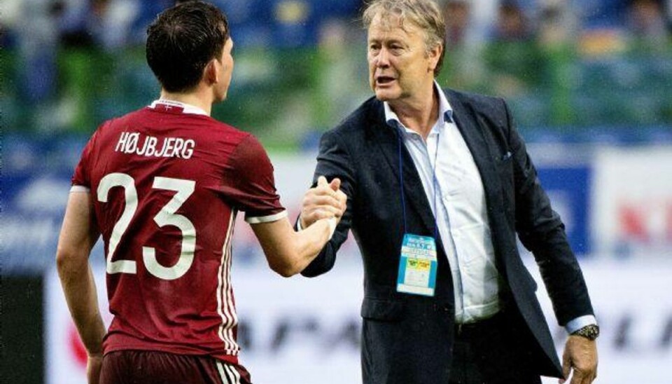 Fifa-rangliste: Dårligste dansk placering siden 1993 Åge Hareide og Pierre-Emile Højbjerg siger tak for kampen efter testkamp i Japan tidligere på året. Hareide skal hjælpe landsholdet væk fra en skidt placering på verdensranglisten. Foto: Nils Meilvang/Scanpix