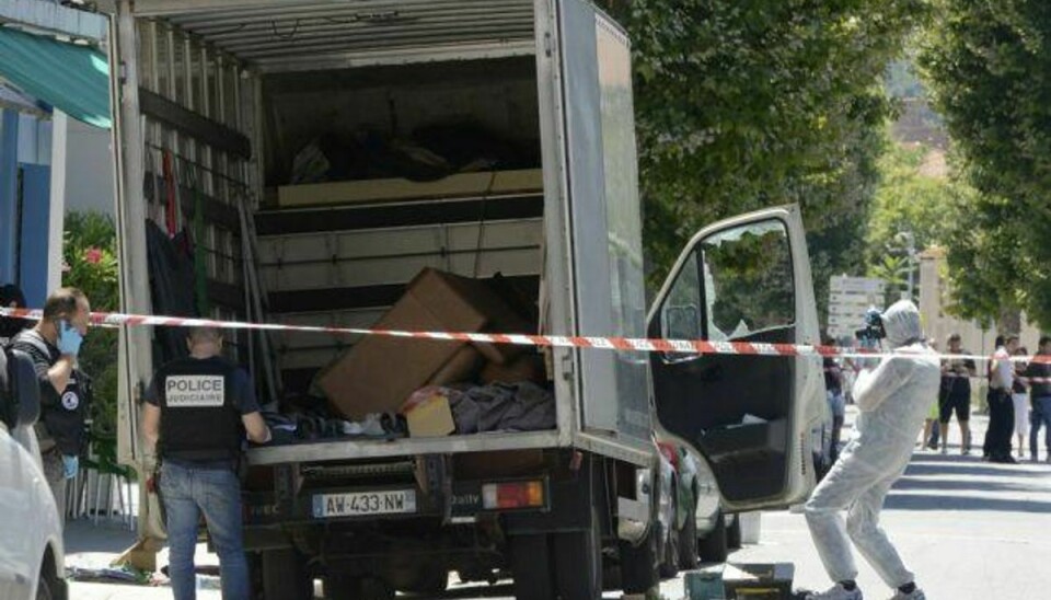 Fransk politi er i gang med undersøgelser af den lastbil, der pløjede ind i de mange mennesker, der var samlet torsdag aften i Nice for at se fyrværkeri på den franske nationaldag. Foto: Jean-pierre Amet/Reuters
