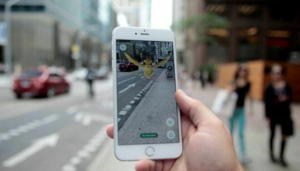 En Pidgey-pokemon midt på gaden i New York. Det populære spil får folk til at vade ud på veje og bryde ind over hele USA. Foto: Chris Helgren/Reuters