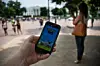 Pokemon Go har fået folk til at kigge endnu mere ned i deres telefon end normalt. Foto: Jim Watson/AFP