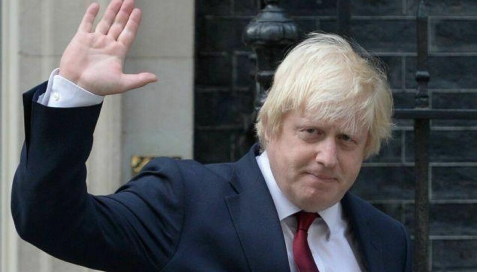 Den nyudnævnte britiske udenrigsminister, Boris Johnson, vinker til pressen på vej ud fra mødet med Storbritanniens nye premierminister, Theresa May, onsdag aften. Foto: Oli Scarff/AFP