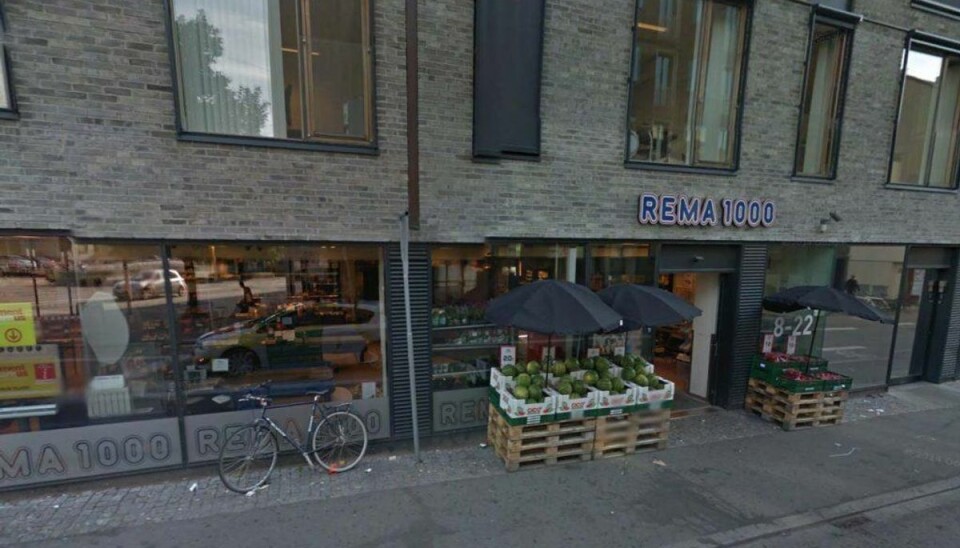 Arrig kunde overfuser ekspedient: Souschef svarer igen En cirka 55-årig kvinde overfusede en ekspedient, der lider af ADHD, i Rema 1000 i Frederiksgade i Aarhus. Foto: Google Streetview.