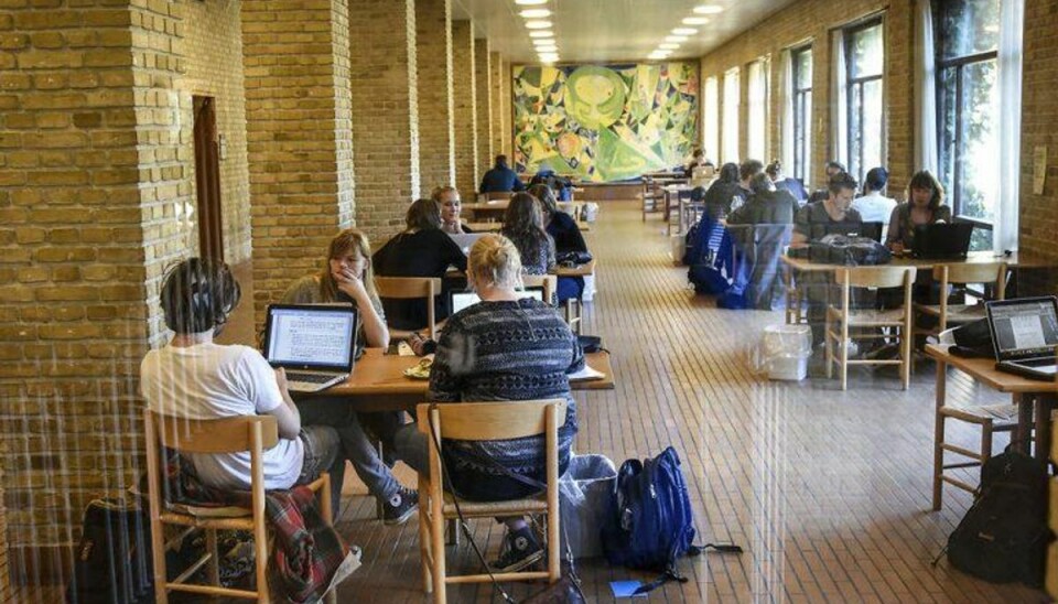 Som studerende drømmer man ofte om at bo i centrum af de store studiebyer, men en time i tog om dagen kan spare den studerende op til 2500 kroner om måneden. Foto: Kim Haugaard/Scanpix